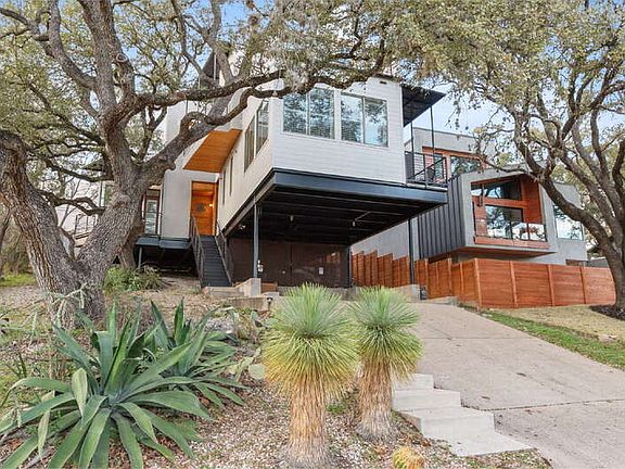 2nd image of 2612 Carnarvon Ln #B