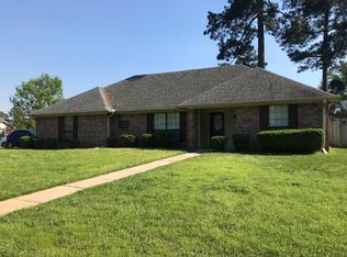 201 Trailwood Ln, Wake Village, TX 75501