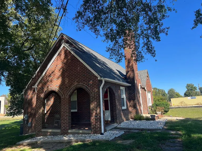 1033 N Main St — Photo 2
