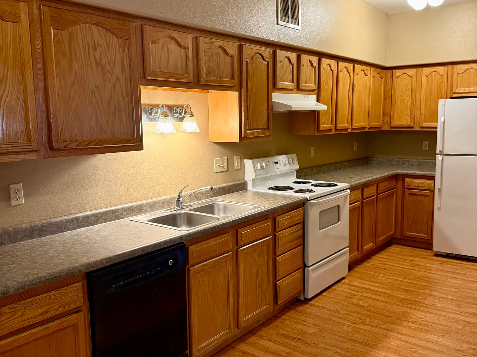 4 bed, 1246 sqft, $2,724 — Photo 2
