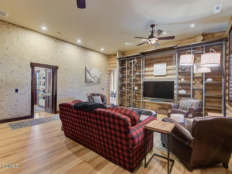 715 Aspen Ln — Photo 7