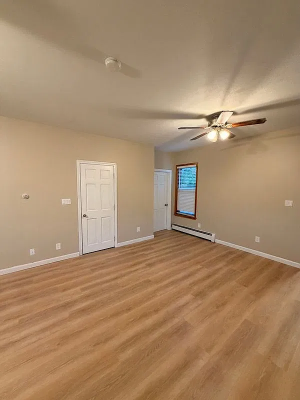 3 bed, 1.0 bath, 1300 sqft, $2,400 — Photo 3