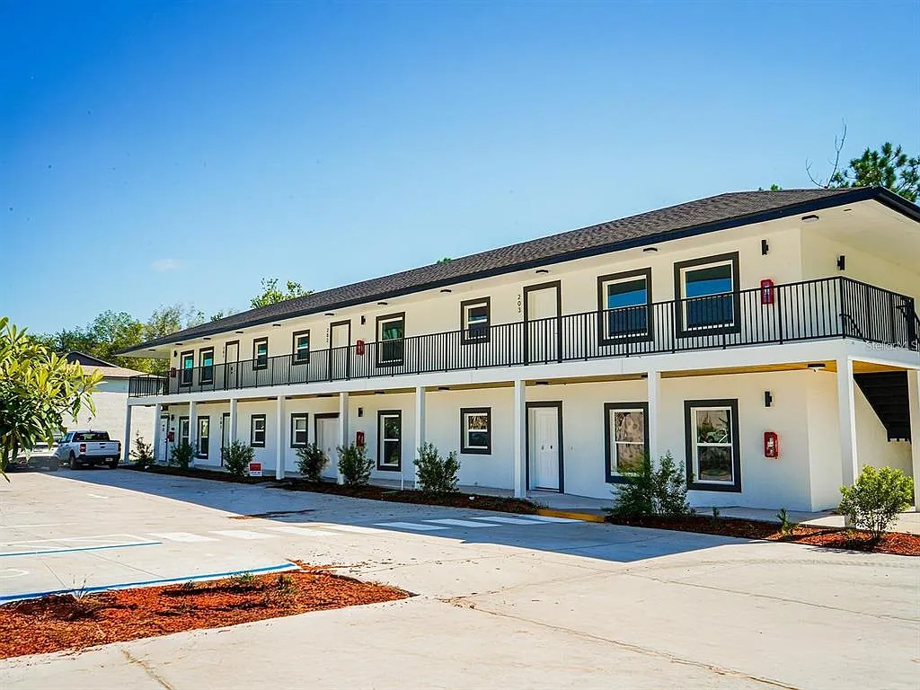2 bed, 1.0 bath, 857 sqft, $1,897 — Photo 1