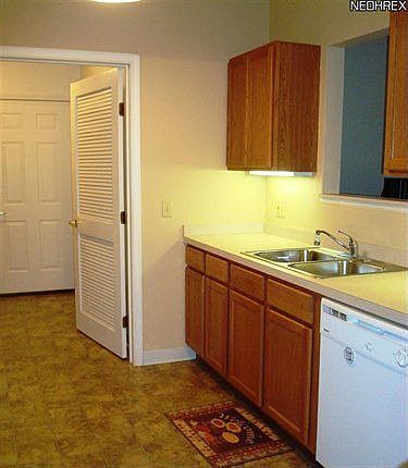 2nd image of 9658 Sylvan Ln Unit 9658