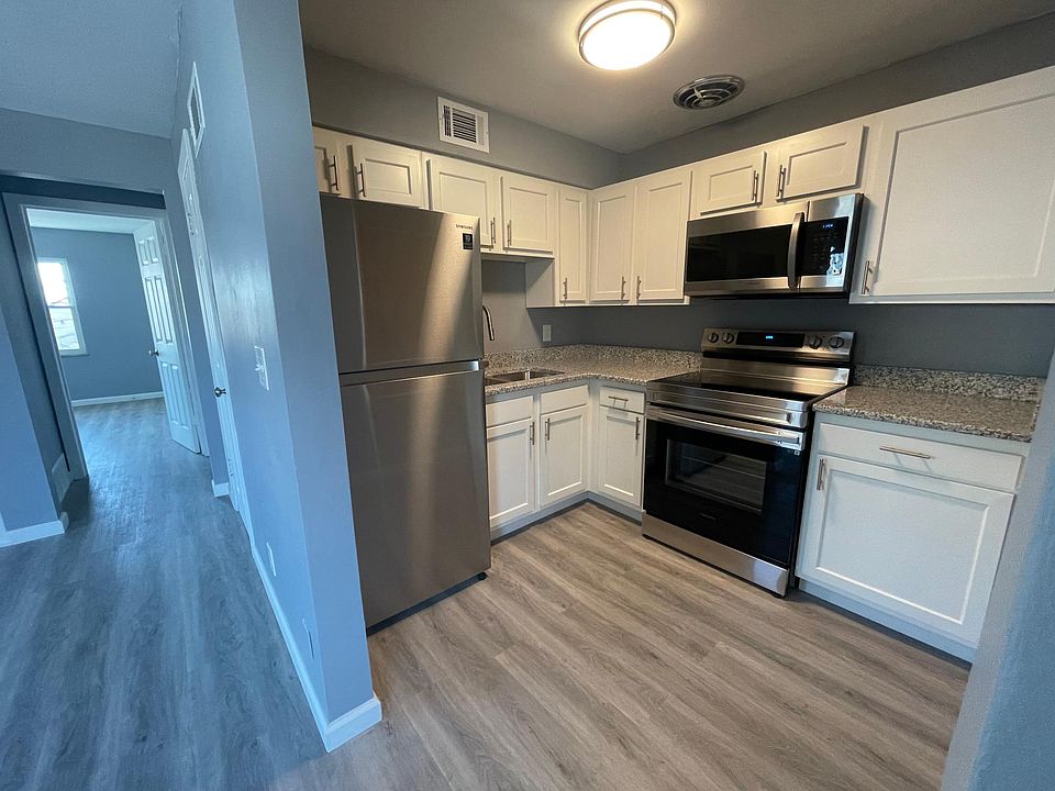 Brand new kitchen, stainless steel appliances and granite countertops
