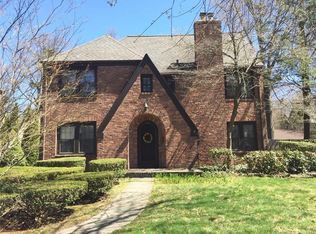 114 Foxcroft Rd, West Hartford, CT 06119