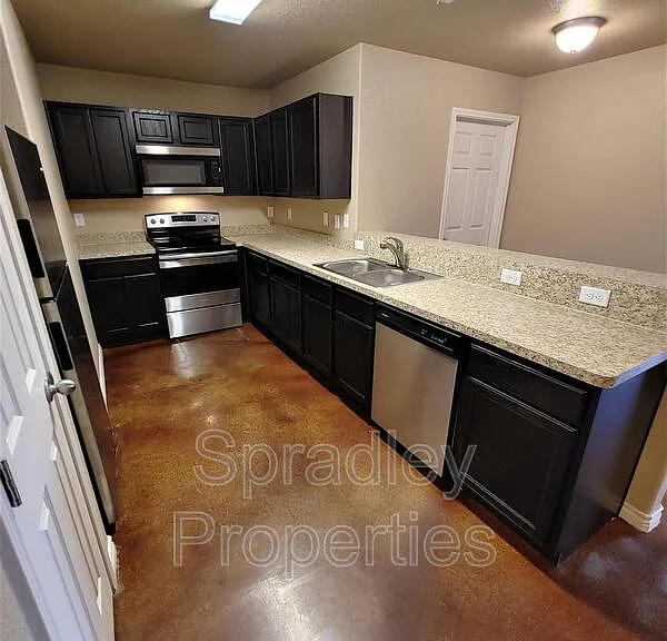 628 Laila Ln — Photo 4
