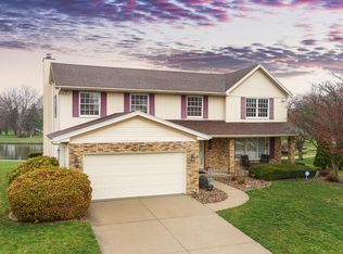 17 Bay Pointe Dr, Bloomington, IL