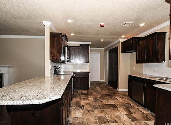 3rd image of 910 N Skyline Dr
