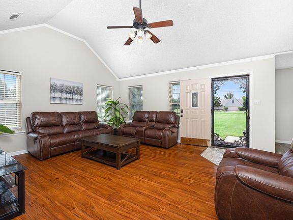 4th image of 131 Country Meadow Ln