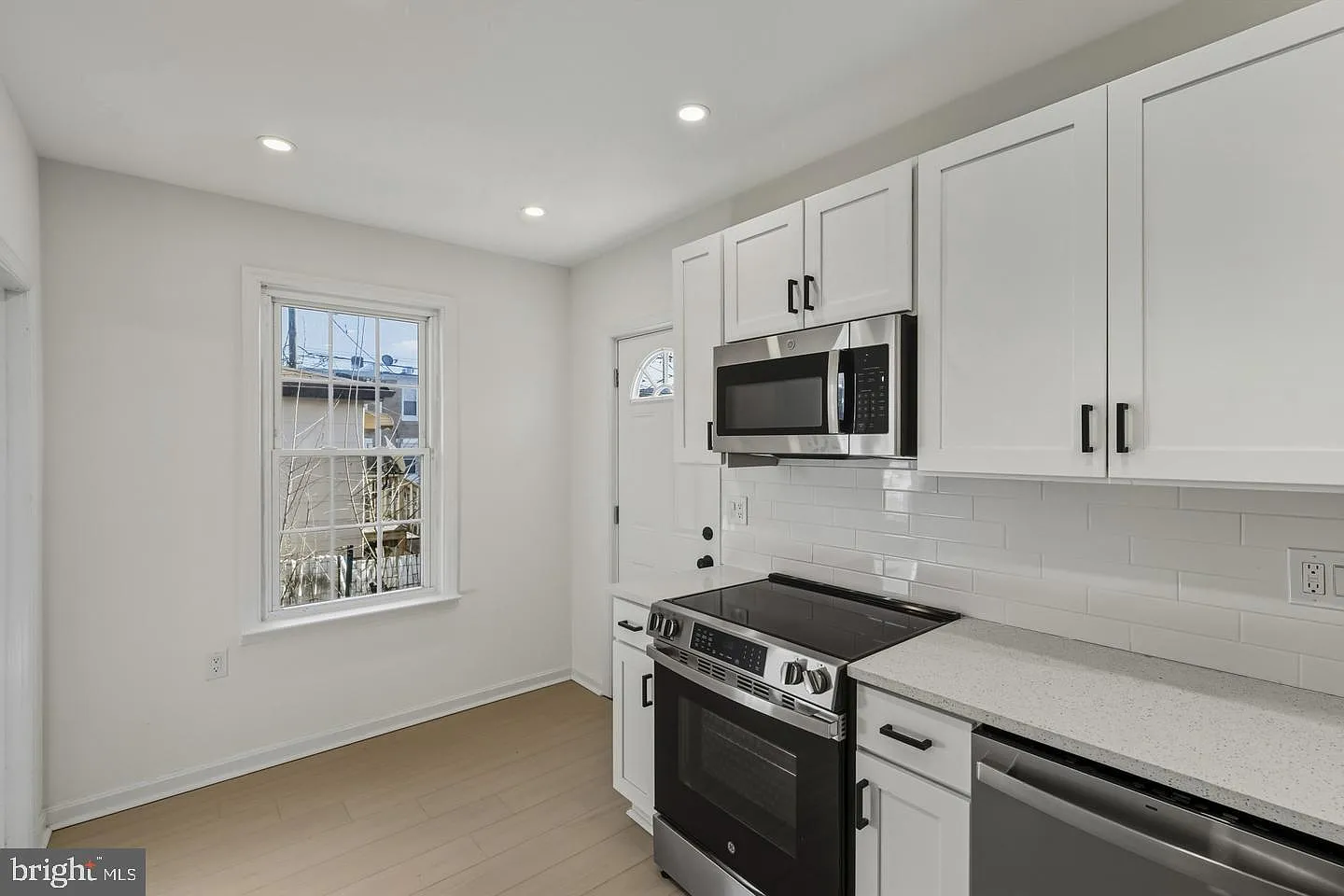 3 bed, 1.5 bath, 1024 sqft, $2,425 — Photo 3