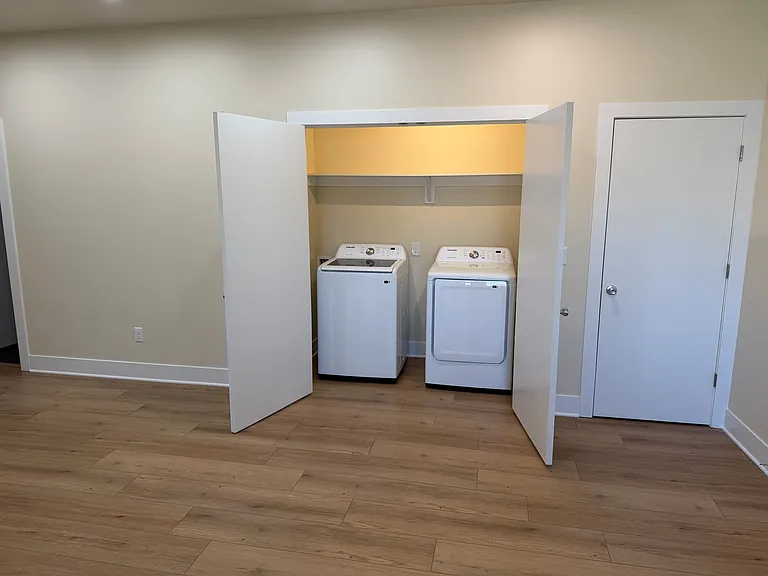 815 E Locust St — Photo 16