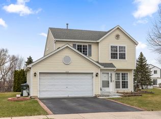 636 Fairview Ln, South Elgin, IL 60177