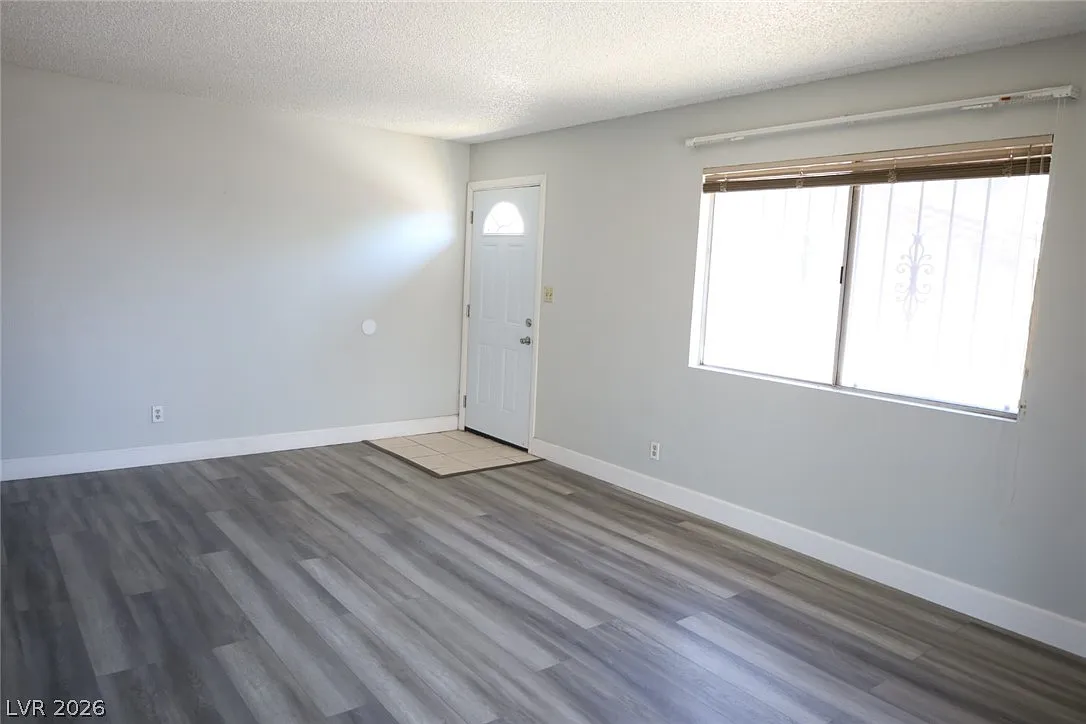 3 bed, 1.5 bath, 1972 sqft, $1,750 — Photo 3