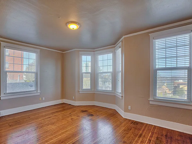 212 N G St — Photo 14