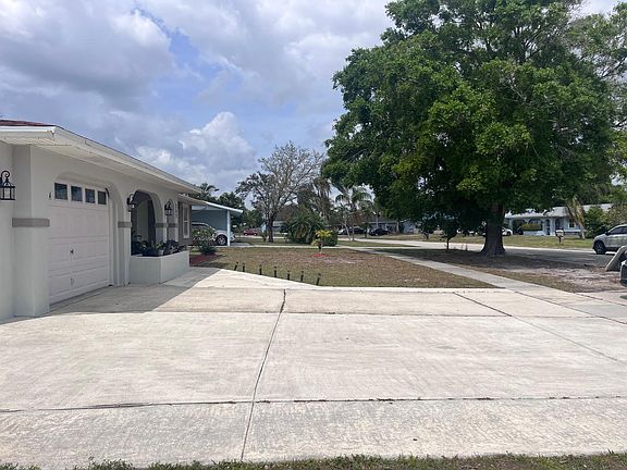 4th image of 262 NE Floresta Drive