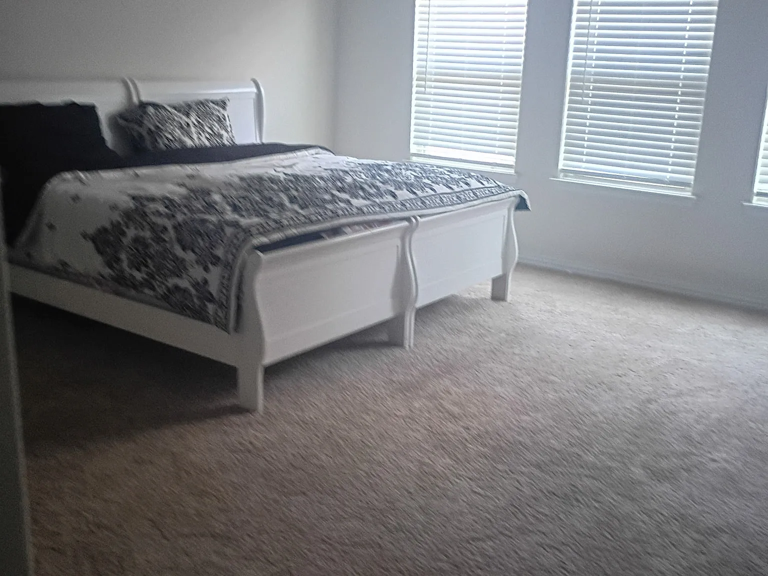 5 bed, 2600 sqft, $3,400 — Photo 4