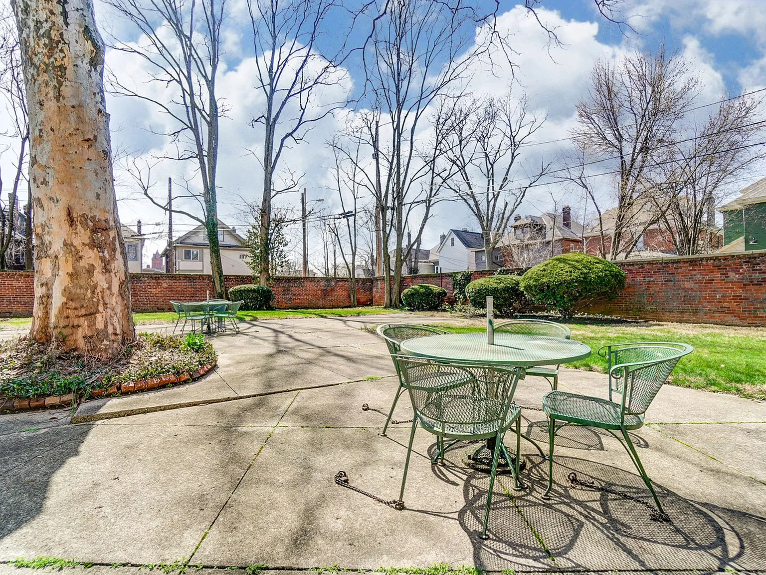 610-ROYAL YORK APARTMENTS, LLC — Photo 3