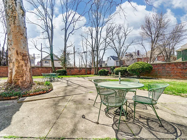 610-ROYAL YORK APARTMENTS, LLC — Photo 4
