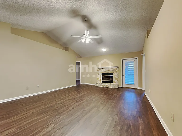 1852 Willesdon Dr W — Photo 6