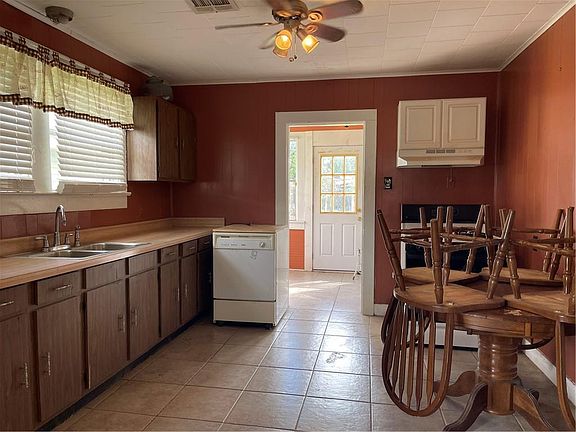 3rd image of 829 Avenue B