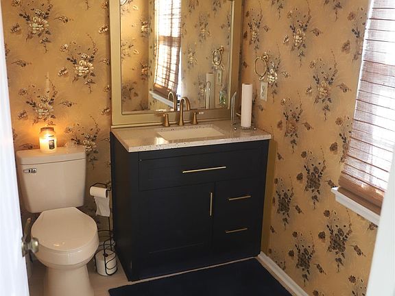 3rd image of 5821 Woodgate Cir
