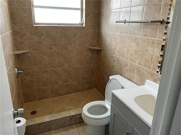 5th image of 2225 Polk St APT 5B