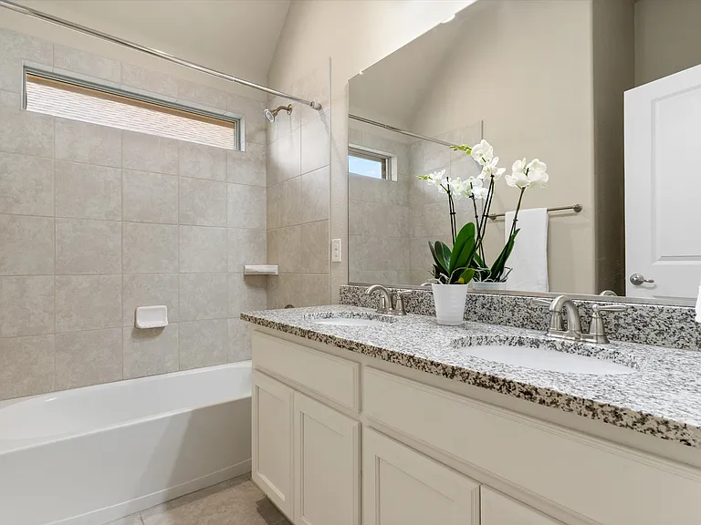 2703 Navarro Trl — Photo 20