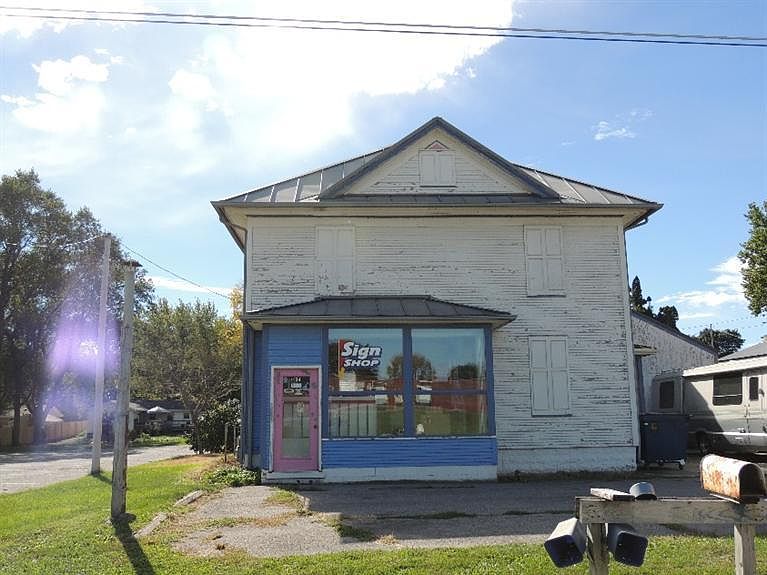 2nd image of 1104 W Lincoln Way