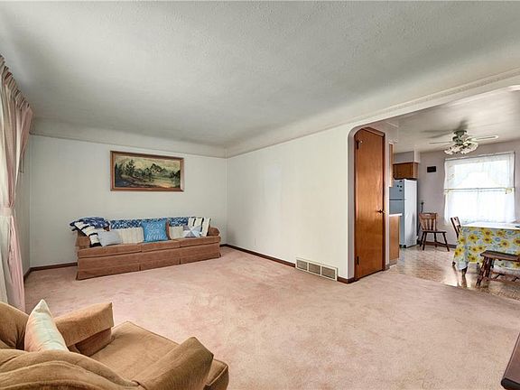 5th image of 15875 Briarwood Dr