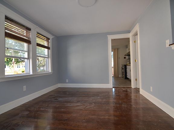 3rd image of 114 Everett St Unit 1