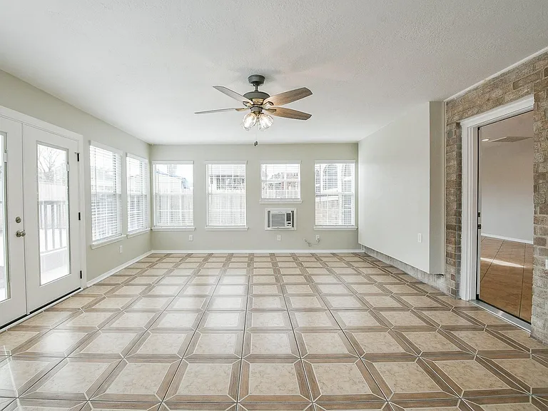 815 Robins Way — Photo 45