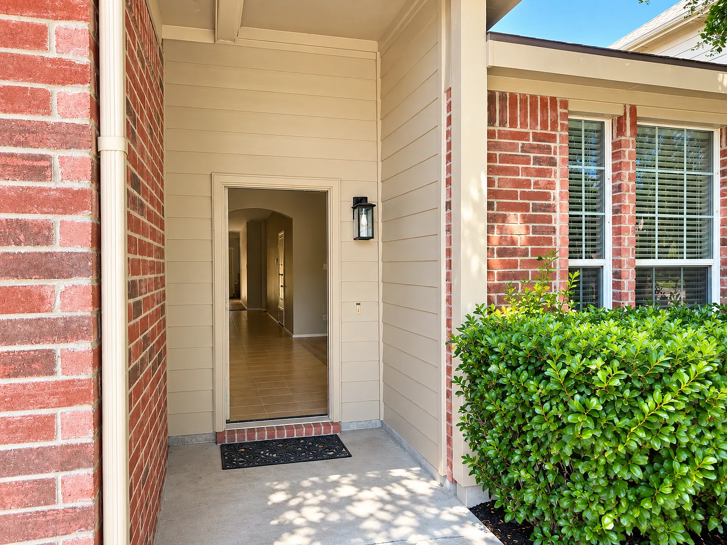 3 bed, 2010 sqft, $2,400 — Photo 2