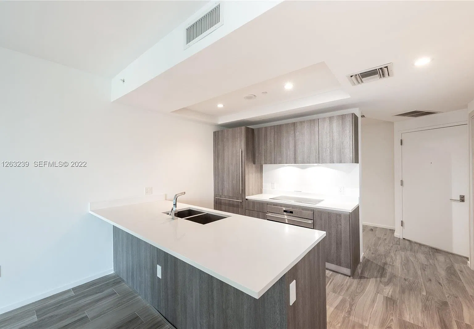 1 bed, 872 sqft, $4,100 — Photo 3