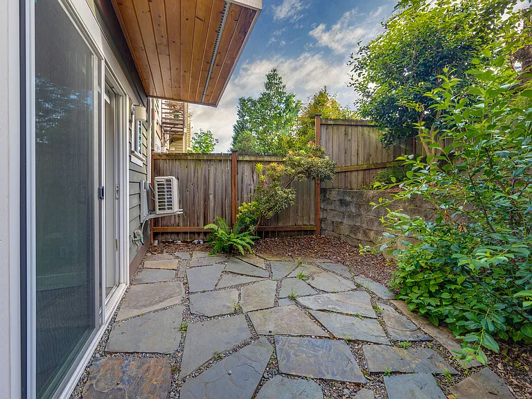 1022B Taylor Ave N — Photo 22