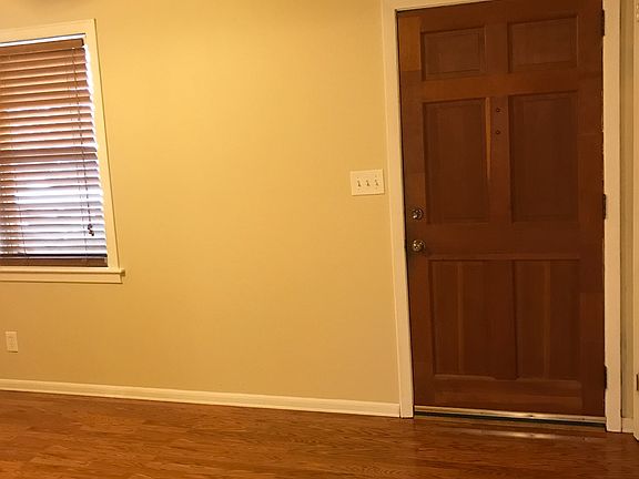3rd image of 880 Sunnyside Cir