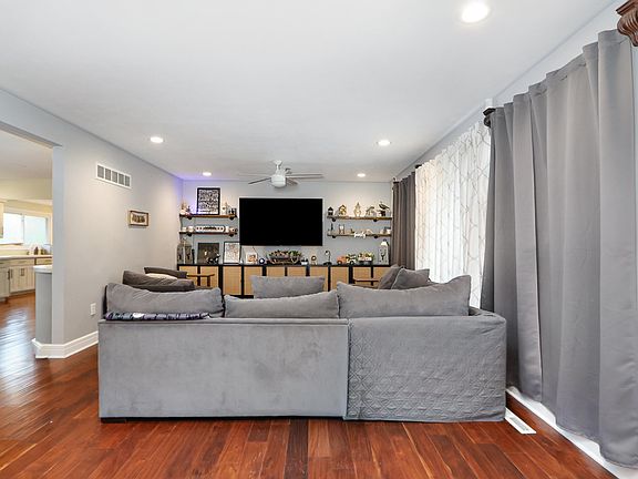 4th image of 1541 Hudson Ave