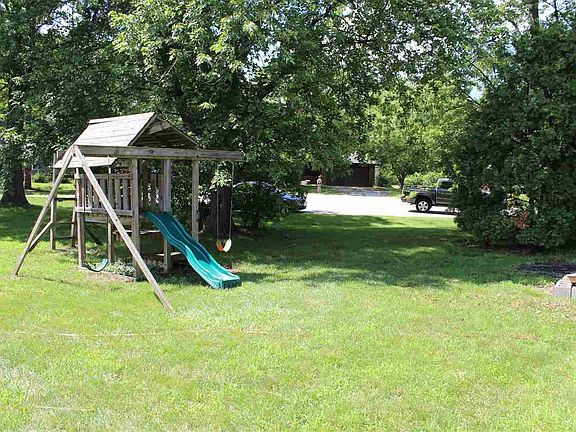 3rd image of 903 Hollybrook Dr
