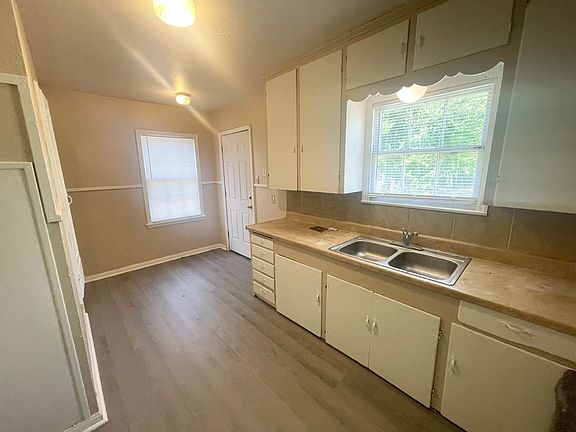 4th image of 2058 Earl St