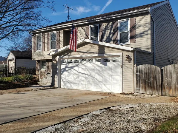 1120 Darby Ln, Roselle, IL 60172