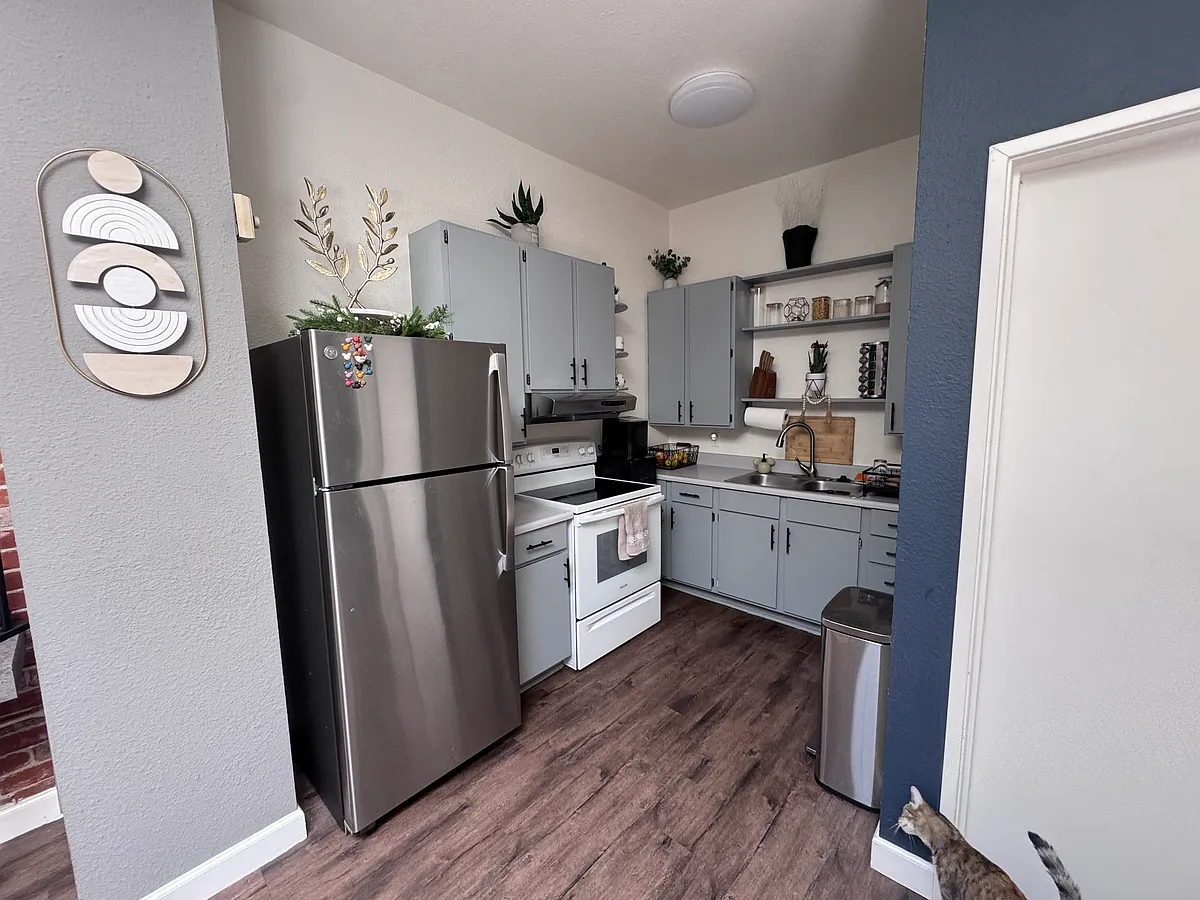 Building Photo - 520 6th Ave #D