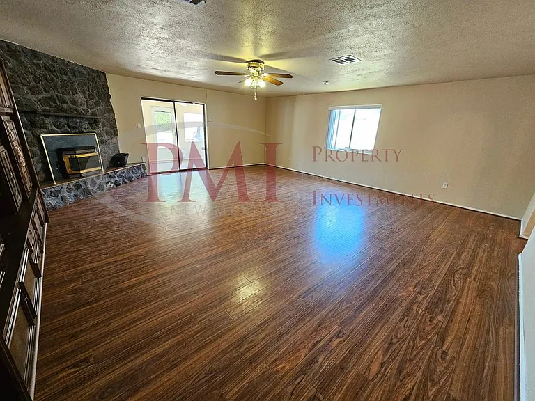 1735 S Locust St — Photo 2