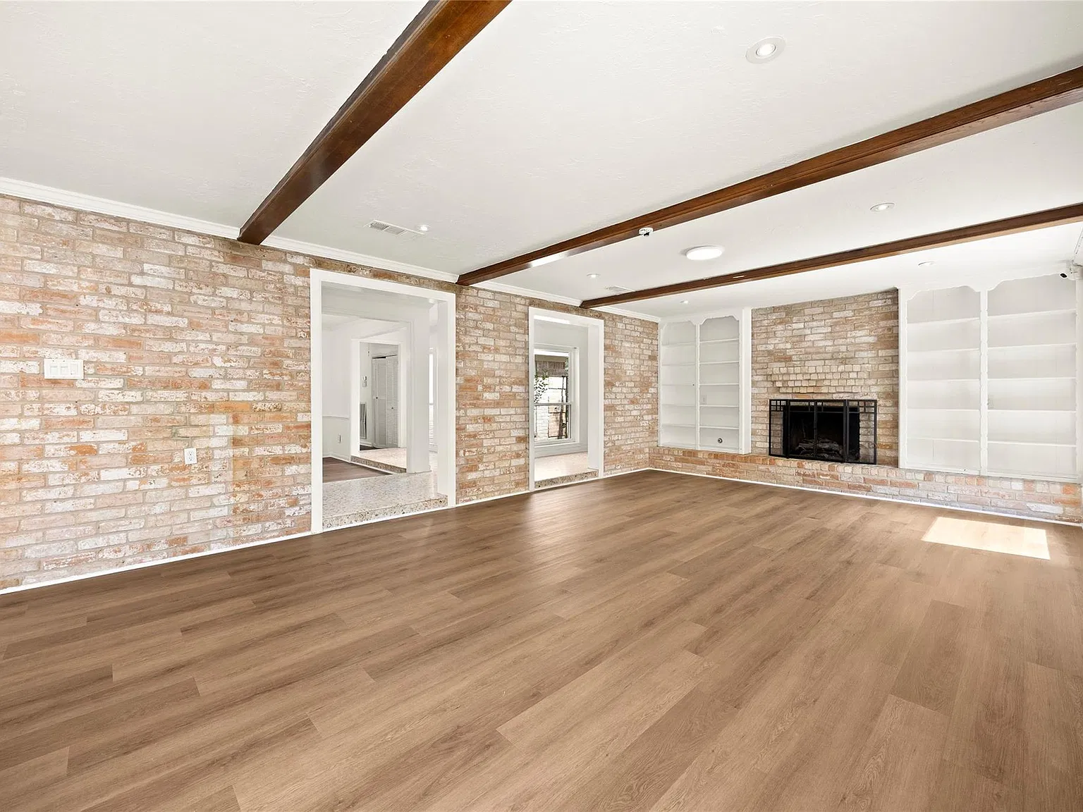 4 bed, 2.5 bath, 2304 sqft, $2,550 — Photo 3