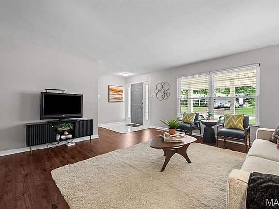 5th image of 751 Carriage Ln
