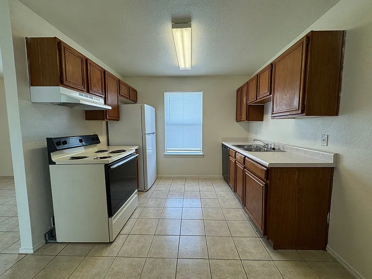 1712 Benttree Dr — Photo 7