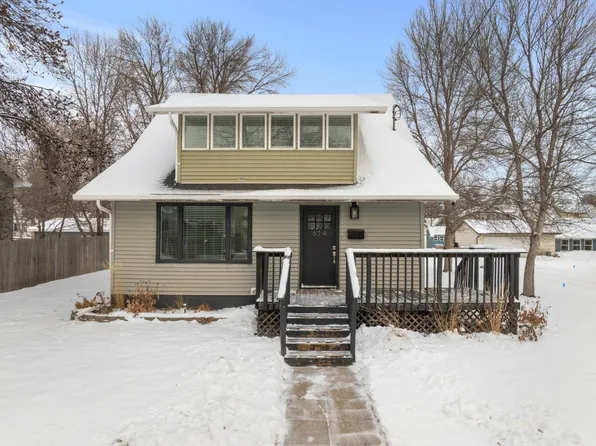 614 1st Ave NW, Minot, ND 58703