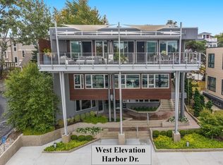 212 S Harbor Dr, Grand Haven, MI 49417