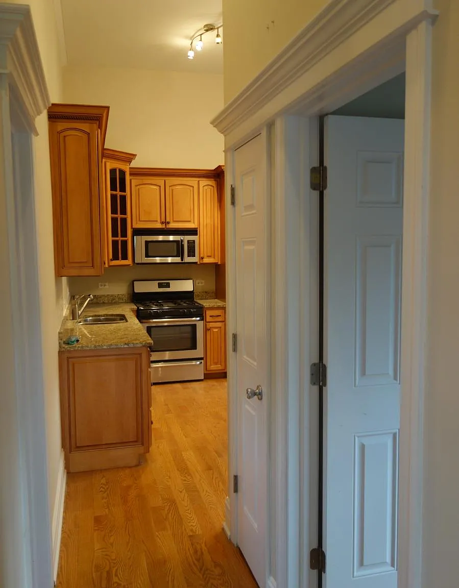 3 bed, 1100 sqft, $2,300 — Photo 4