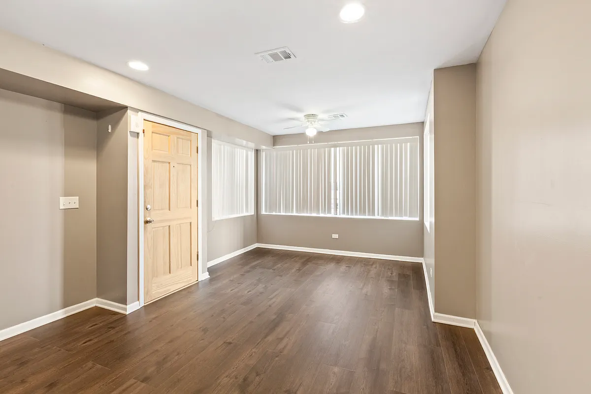 Building Photo - 323 Memorial Dr #1