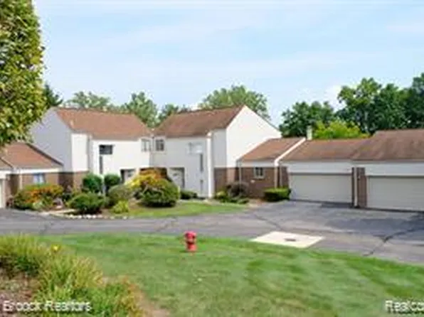 5305 Fairway Ln, West Bloomfield, MI 48323
